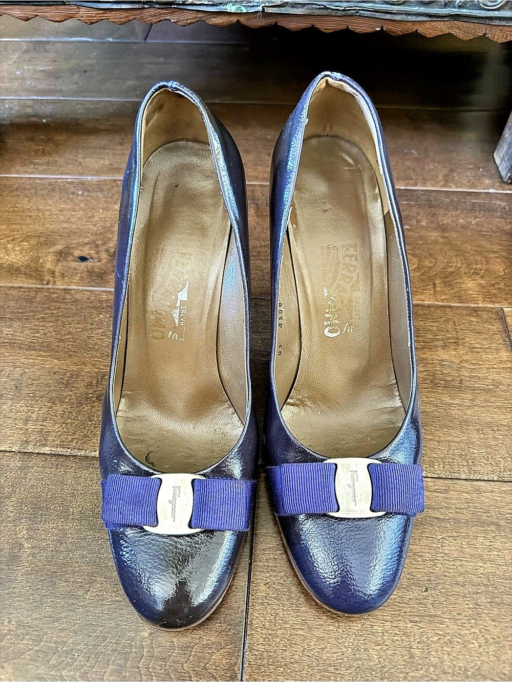 Salvatore Ferragamo Vara Bow Patent Leather Pumps Blue 9 C